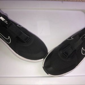 NIKE BOYS FLEX PLUS SLIP ON SNEAKER - BLACK